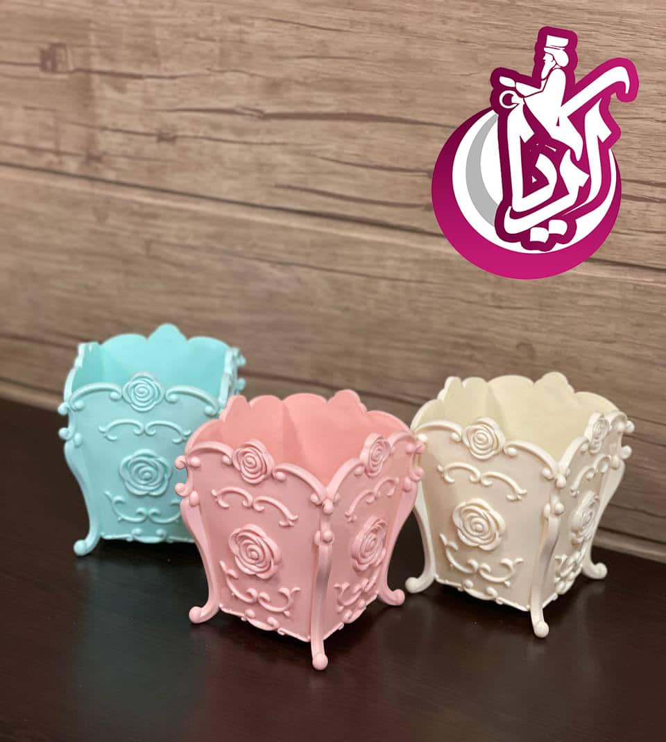 گلدان لوازم آرایش و تحریر پلی نیک طرح رز در رنگبندی متنوع